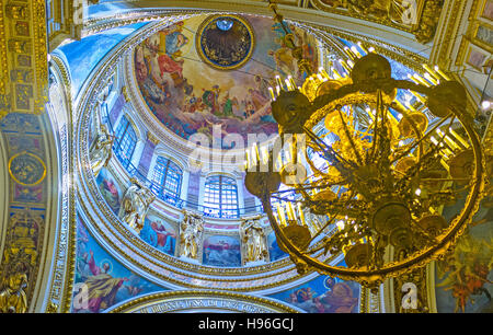 Die erstaunlichste große Kuppel der St Isaacs Kathedrale, verziert mit goldenen Mustern, Fresken und Skulpturen Stockfoto