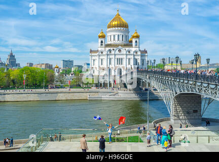 Die Moskwa und Patriarshy Brücke mit der Kathedrale von Christus dem Erlöser auf dem Hintergrund Stockfoto