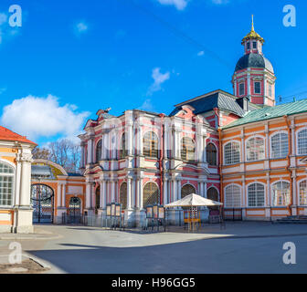 Das helle Gebäude der Kirche der Mariä Verkündigung befindet sich an der Pforte des Alexander Nevsky Lavra, Sankt Petersburg, Russland. Stockfoto