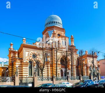 Die malerischen Gebäude der große Choral-Synagoge mit gerippten Arabesque Kuppel, Reliefs und lackierten Elemente der Einrichtung, St Petersburg, Russland. Stockfoto