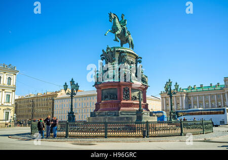 Die Neo-Barock Bronze Denkmal von Nikolaus i., befindet sich in St Isaacs Quadrat, Zar als mächtige militärische Figur zeigt Stockfoto