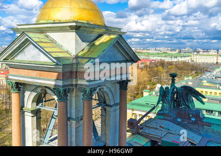 Die steinernen Glocke Turm von St Isaacs Kathedrale geschmückt mit Granitsäulen mit Bronze Kapitellen und die goldene Kuppel leuchten hell in der Sonne, St Stockfoto