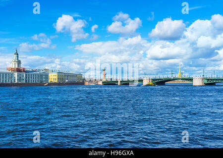 Die Schlossbrücke in Bolschaja Newa verbindet das Festland mit Wassiljewski-Insel, St. Petersburg, Russland. Stockfoto