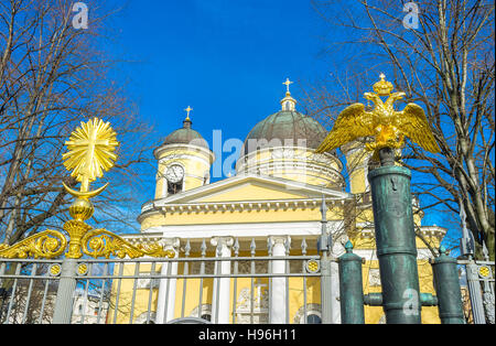 Die goldenen Doppeladler auf der Bronze Fass neben dem zentralen Tor zur Verklärungskathedrale, Sankt Petersburg, Russland. Stockfoto