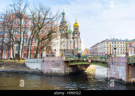 Die alte Malokonushenny-Brücke über den Fluss Moyka führt zur Kirche des Erlösers auf Auferstehungskirche Stockfoto