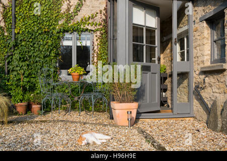 Der Garten von einem Cotswold Cottage, Gloucestershire, England, UK. Stockfoto