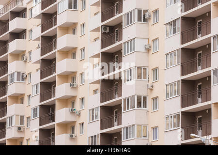 Anapa, Russland - 16. November 2016: Bewohner bewegt sich in ein neues Zuhause nach Inbetriebnahme Stockfoto