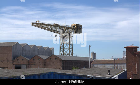 Clyde Titan, Kranarbeiten Whiteinch Crane neben einem Schrottplatz und sich neben einem denkmalgeschützten Gebäude der ehemaligen Diesel Glasgow Stockfoto