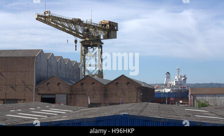 Clyde Titan, Kranarbeiten Whiteinch Crane neben einem Schrottplatz und sich neben einem denkmalgeschützten Gebäude der ehemaligen Diesel Glasgow Stockfoto