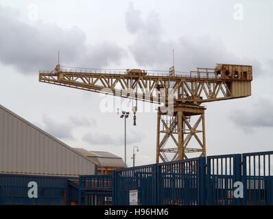 Clyde Titan, Kranarbeiten Whiteinch Crane neben einem Schrottplatz und sich neben einem denkmalgeschützten Gebäude der ehemaligen Diesel Glasgow Stockfoto