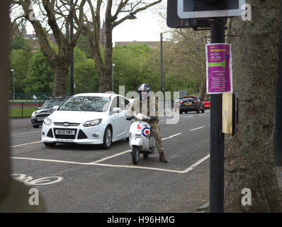 Mod auf Roller an Ampel leuchtet Park glasgow Stockfoto