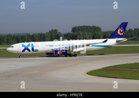 München/Deutschland 23. Februar 2012: Airbus A330 von XLat München Flughafen. Stockfoto