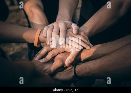 Teamarbeit verbinden Hände Unterstützungskonzept zusammen. Sportler, die sich die Hand. Stockfoto