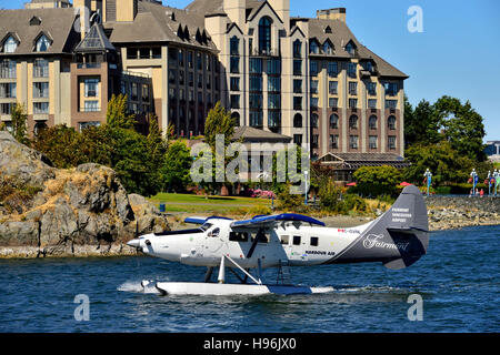 Ein Hafen Air Wasserflugzeug Besteuerung heraus in den Hafen im Victoria b.c., immer bereit für ausziehen Stockfoto