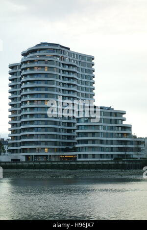 Riverwalk Wohnblocks auf dem Fluss Themse, London SW1P. Stockfoto