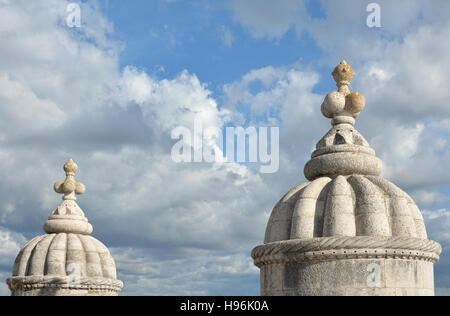 Schönen bewölkten Himmel gesehen durch Belem Turm manuelinischen Stil Zinnen, in Lissabon Stockfoto