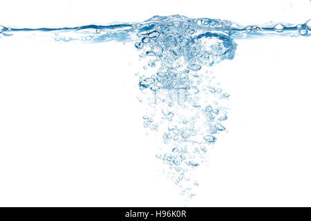 Blaue Wasserfläche mit Luftblasen entstehen in der Mitte Stockfoto