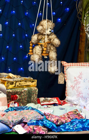 Weihnachtsmarkt, Burg Hohenzollern, Hechingen Deutschland, handgemachte gefüllte trägt, Stoff waren an einem Stand im Schlosspark Stockfoto