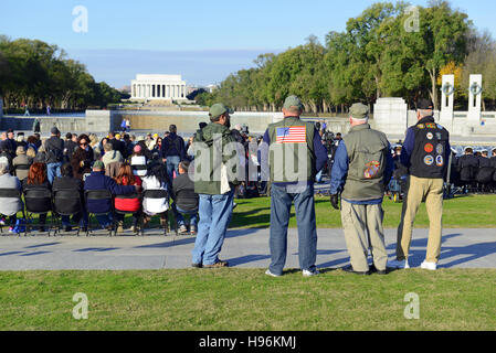 Menschenmenge in World War II Memorial sammeln am Veterans Day, Washington DC Stockfoto