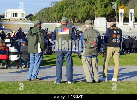 Menschenmenge in World War II Memorial sammeln am Veterans Day, Washington DC Stockfoto