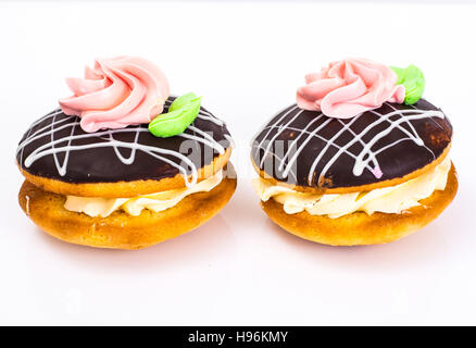 Bunte Kekse Kuchen Busch mit Sahnehäubchen und Creme-Füllung. Studio Photo Stockfoto