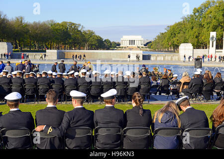 Menschenmenge in World War II Memorial sammeln am Veterans Day, Washington DC Stockfoto