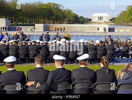 Menschenmenge in World War II Memorial sammeln am Veterans Day, Washington DC Stockfoto