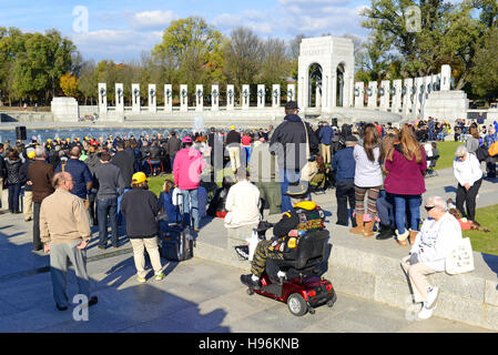 Menschenmenge in World War II Memorial sammeln am Veterans Day, Washington DC Stockfoto