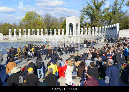 Menschenmenge in World War II Memorial sammeln am Veterans Day, Washington DC Stockfoto