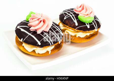 Bunte Kekse Kuchen Busch mit Sahnehäubchen und Creme-Füllung. Studio Photo Stockfoto