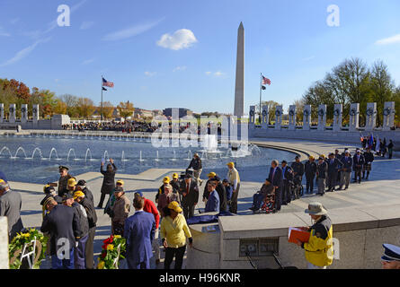 Menschenmenge in World War II Memorial sammeln am Veterans Day, Washington DC Stockfoto