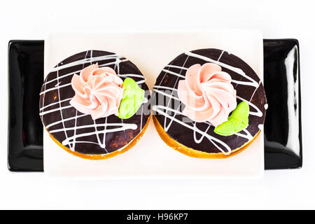 Bunte Kekse Kuchen Busch mit Sahnehäubchen und Creme-Füllung. Studio Photo Stockfoto