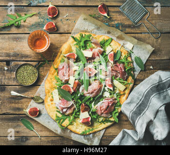 Fig, Schinken, Rucola und Salbei Fladenbrot Pizza mit Roséwein Stockfoto