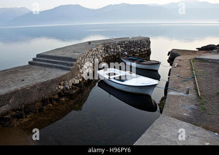 Zwei hölzerne Boote in einer kleinen Bucht in den Morgen, Montenegro, Europa Stockfoto