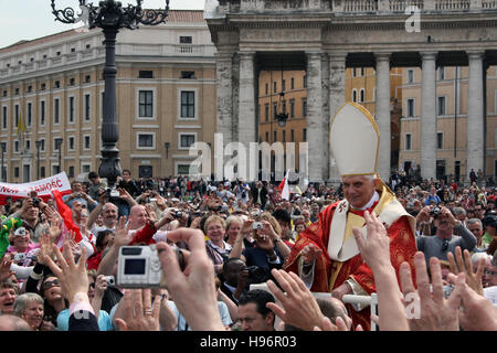 Papst Benedict XVI feiert Spezialmasse am Jahrestag des Todes von Johannes Paul II, Vatikan, Italien Stockfoto