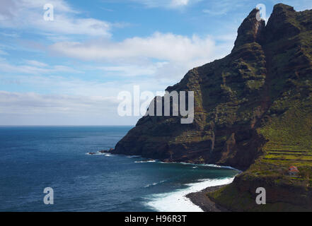 Klippen am Atlantik in der Nähe von Punta del Hidalgo, Teneriffa, Spanien Stockfoto