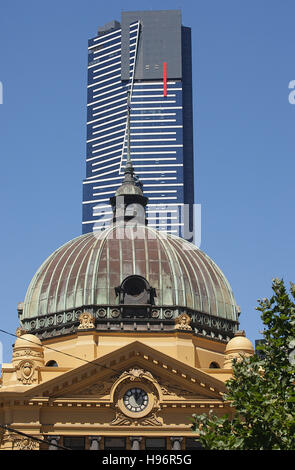 Eureka Tower Wolkenkratzer, Wohn Gebäude, in der Front der historischen viktorianischen Bahnhof Flinders Street Station, Stockfoto