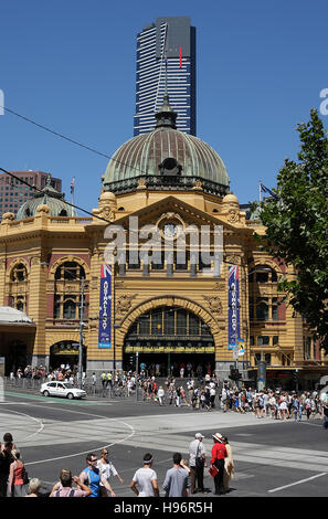 Eureka Tower Wolkenkratzer, Wohn Gebäude, in der Front der historischen viktorianischen Bahnhof Flinders Street Station, Stockfoto