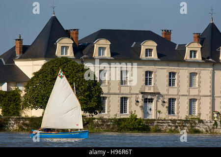 Kleines Segelboot am Fluss Adour, Frankreich Stockfoto