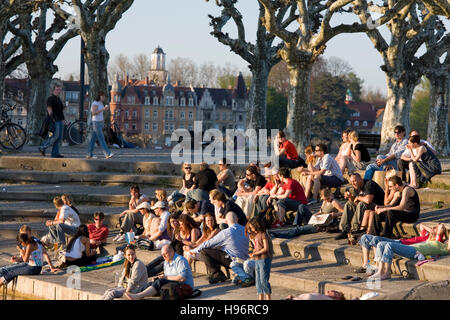 Leute sitzen an der Seepromenade, Hafen von Konstanz, Bodensee, Baden-Württemberg Stockfoto