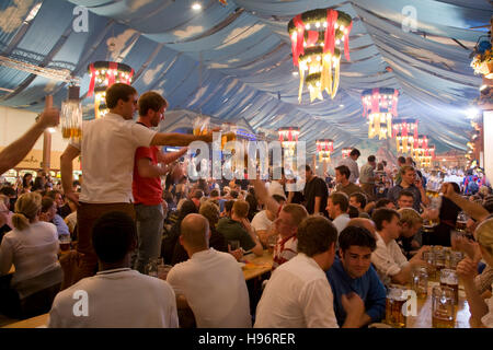 Menschen trinken Bier in einem Bierzelt Cannstatter Festival, Bad Cannstatt, Stuttgart, Baden-Württemberg, Deutschland Stockfoto