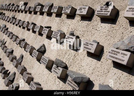 Gedenktafeln an der Außenwand, Alter jüdischer Friedhof, Holocaust, Vernichtung der Juden, Frankfurt am Main, Hessen, Deutschland Stockfoto