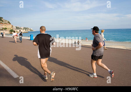 Männer Joggen auf der Promenade des Anglais, Strand, Nizza, Cote d ' Azur, Frankreich Stockfoto