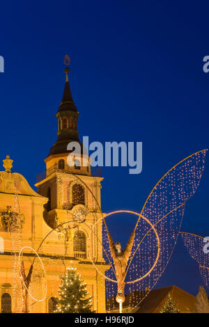 Engel, barocken Weihnachtsmarkt auf dem Markt Platz, Dreieinigkeitskirche Kirche, Ludwigsburg, Baden-Württemberg, Deutschland Stockfoto