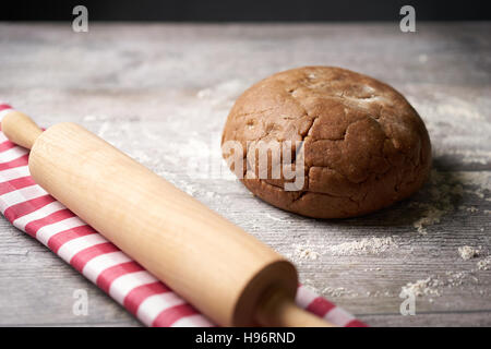 Cookie-Teig mit Geschirrtuch und Nudel Holz Stockfoto