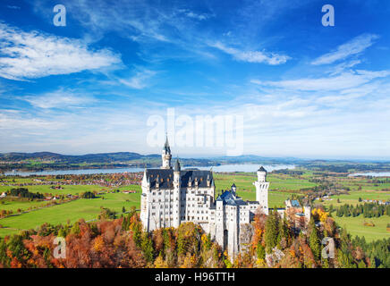 Schloss Neuschwanstein im Herbst. Wahrzeichen von Deutschland und Bayern. Schöne deutsche Landschaft Stockfoto