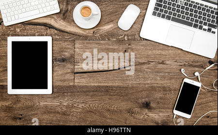 Schreibtisch mit Telefon, digital-TabletPC, Laptop, Kaffee. Arbeitsplatz auf hölzernen Hintergrund Stockfoto