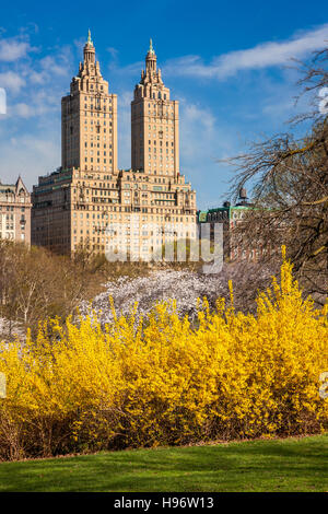 Sonnenaufgang auf die Türme des Gebäudes San Remo mit Central Park in Spring, Upper West Side, Manhattan, New York City Stockfoto