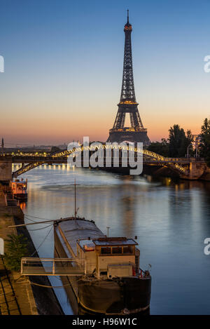 Sonnenaufgang auf dem Eiffelturm, dem Seineufer und Pont Rouelle Brücke. Paris, Frankreich Stockfoto