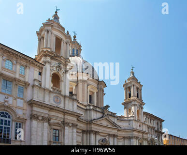 Blick auf Sant Agnese in Agone auf der Piazza Navona. 17. Jahrhundert Kirche mit Fresken, Großskulpturen & ein Schrein mit St Agnes Schädel. Stockfoto